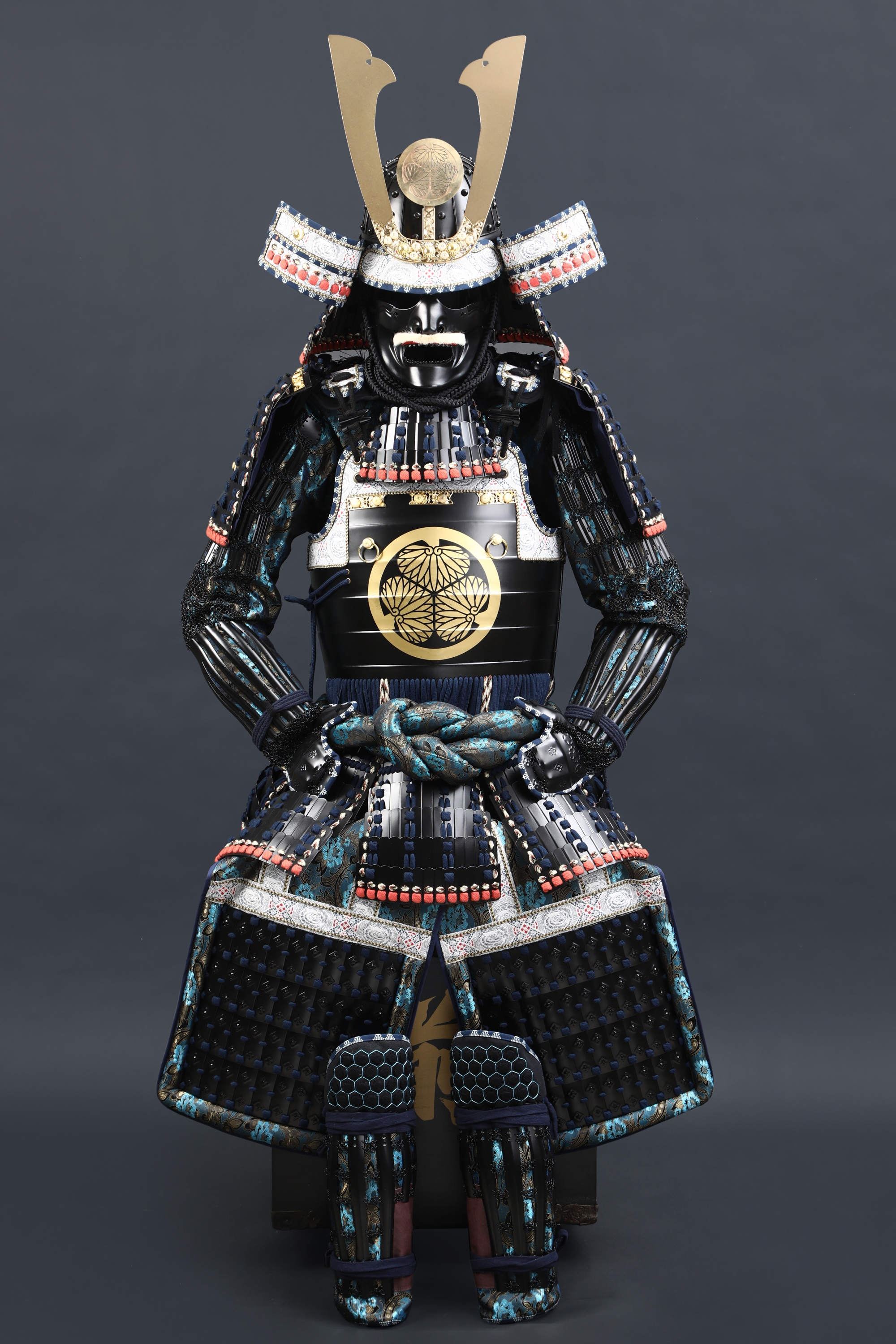 Handmade Tokugawa Clan Black And Blue Japanese Samurai Armor With Kuro Kuwagata Kabuto Helmet