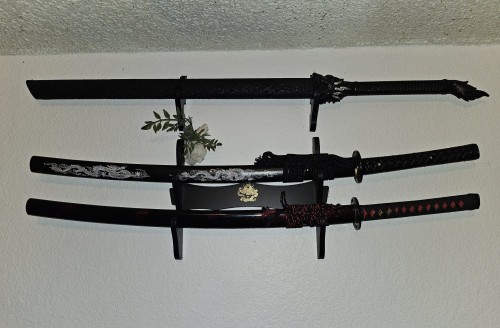 1095 Carbon Steel Katana with Dragon Saya and Tiger Tsuba in Black and Gold Fittings