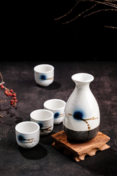 Japanese Porcelain Sake Set, 1 Serving Carafe And 4 Cups