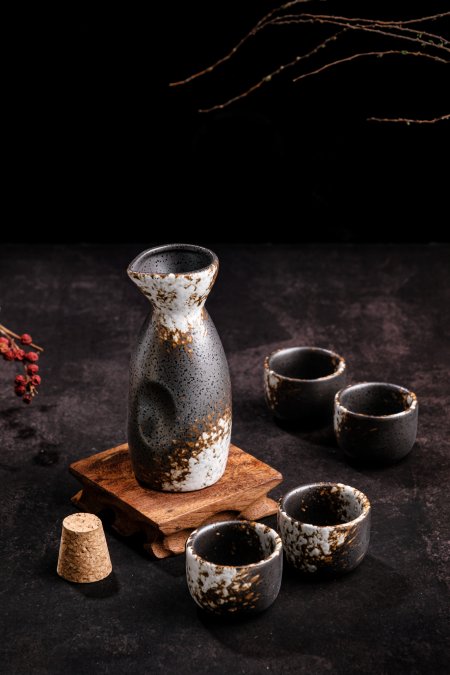 Vintage Japanese Saki Sake Set, 1 Serving Carafe And 4 Cups