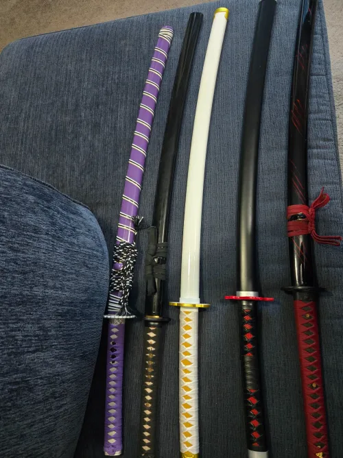 1090 Carbon Steel Purple Katana with Dragon Engraved Blade in Purple Saya with White Stripe Accents