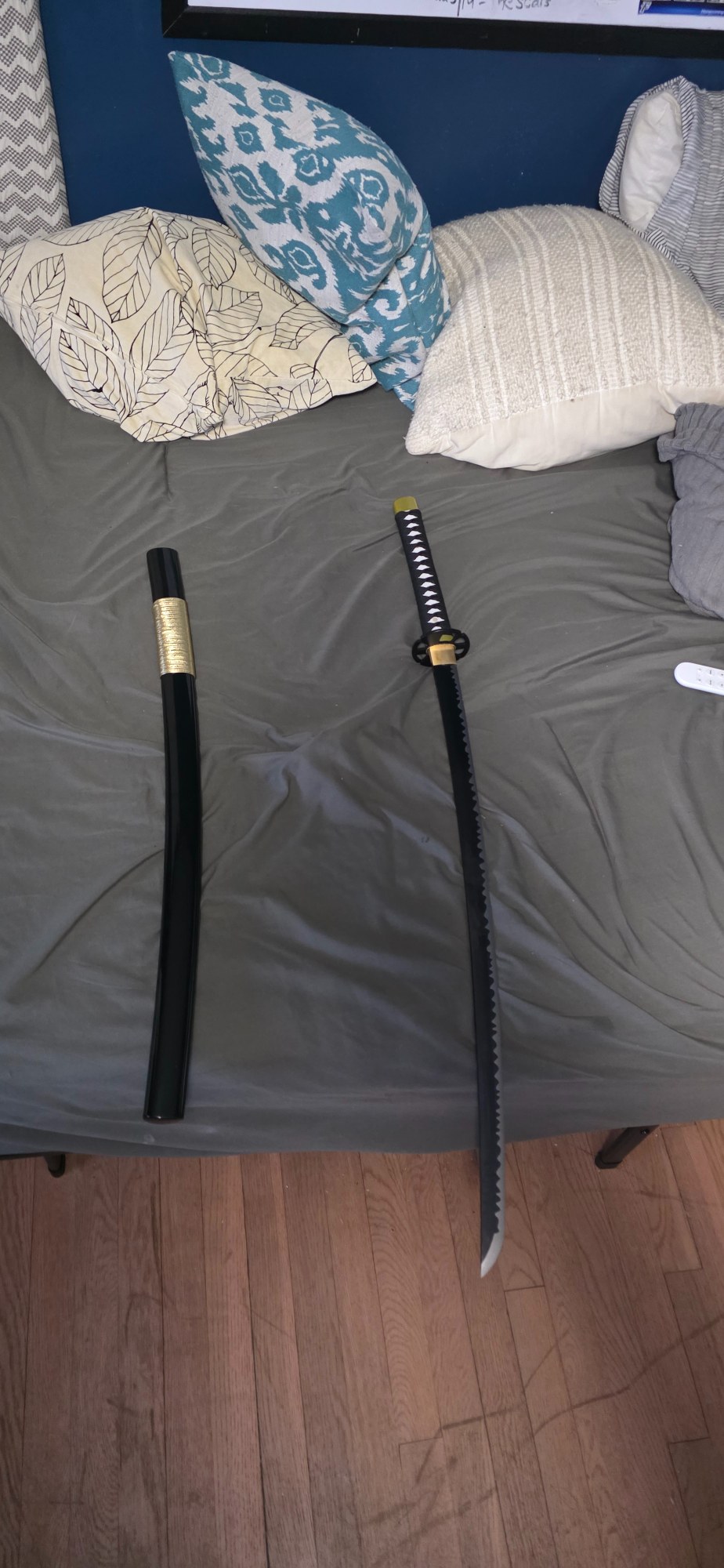 1060 Carbon Steel Katana with Black Lacquer Saya - Full Tang, Gold Fittings, Wavy Hamon