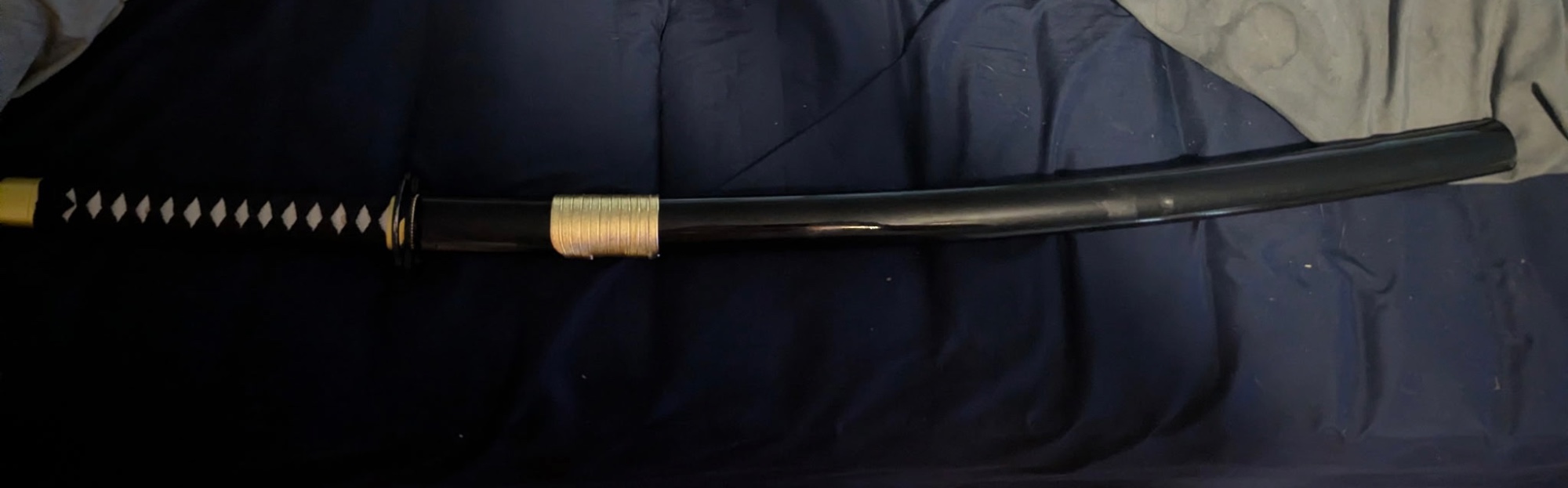 1060 Carbon Steel Katana with Black Lacquer Saya - Full Tang, Gold Fittings, Wavy Hamon