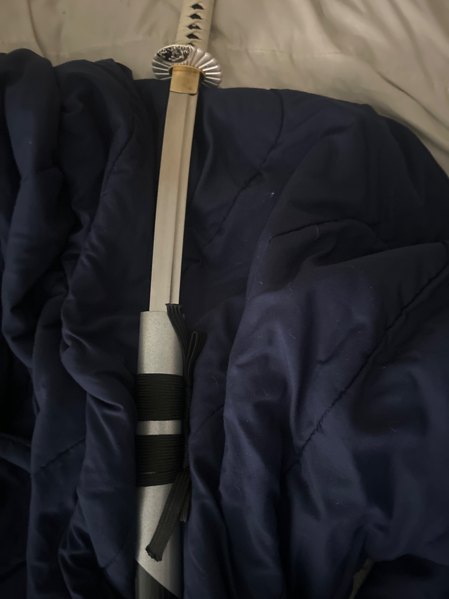 1060 Carbon Steel Katana with White Tsuka, Black Lacquer Saya in Floral Pattern