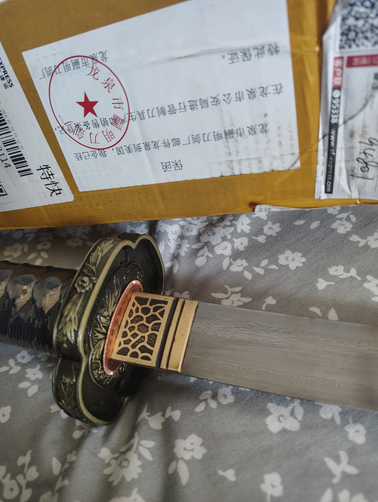 Tachi Sword Damascus Steel Clay Tempered with Natural Brown Hardwood Saya and Gold Alloy Flower Tsuba